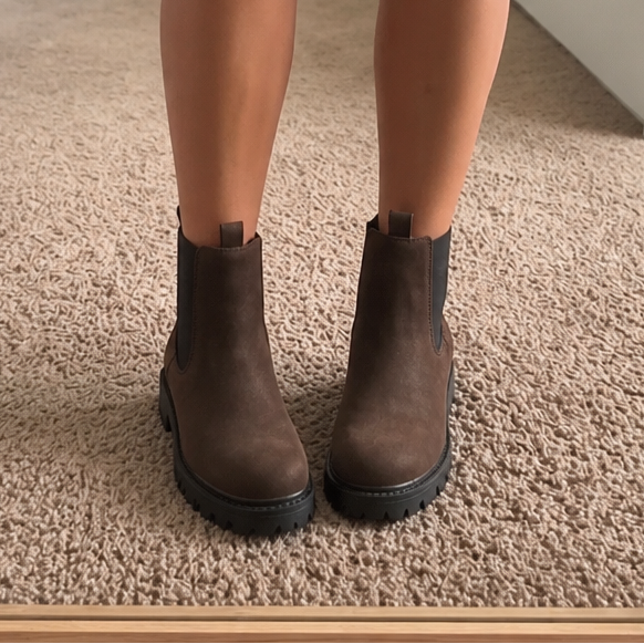 Everstride | Brown Chelsea Ankle Boots